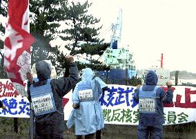 Protesters greet spent nuclear fuel in Rokkasho